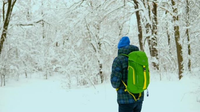 年轻人旅行者独自走过雪山。