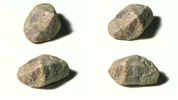 白色背景旋转的红刚玉矿物石样品