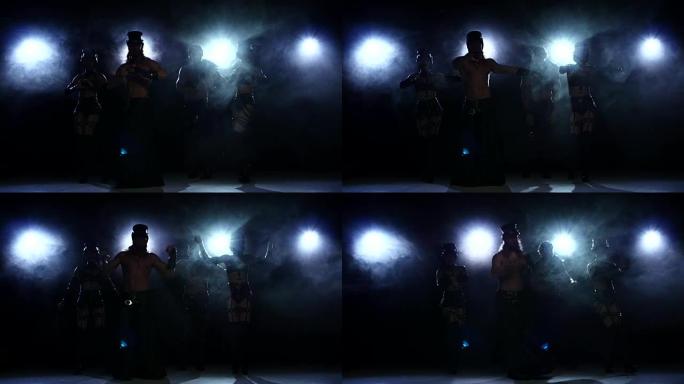 条纹警察:四人跳舞，在黑暗中