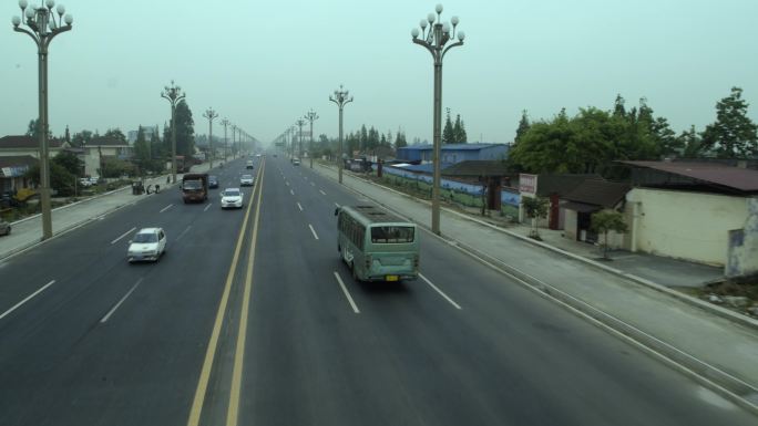 大巴车在高速公路上行驶