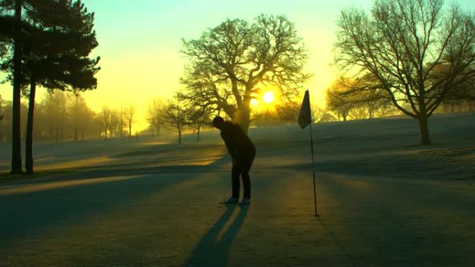 高尔夫球手在日出时庆祝超级推杆。