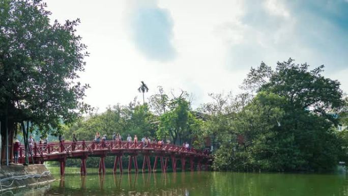 美丽的红桥，越南河内还剑湖上的Huc桥，延时视频