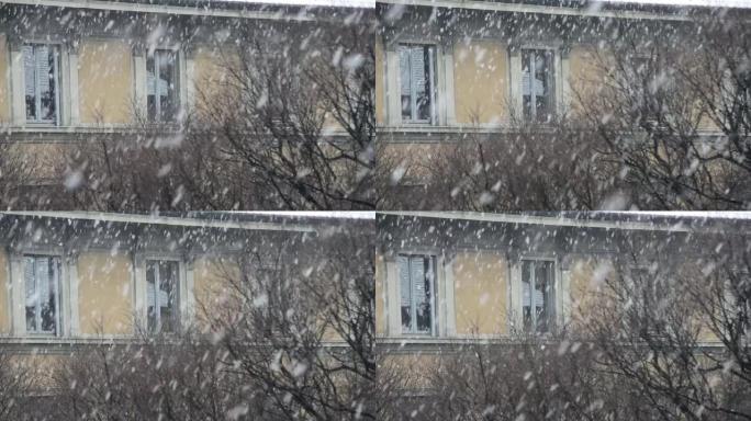 降雪下城市的窗户和阳台