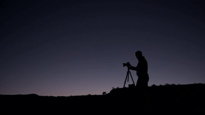 摄影师在黎明时拍照