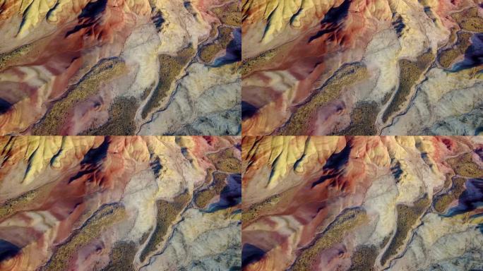 美国俄勒冈州日落时彩绘山丘岩层的鸟瞰图