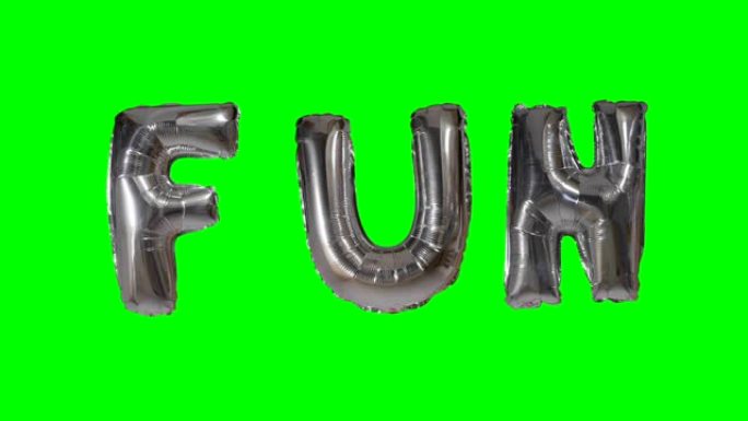 漂浮在绿色屏幕上的氦气银气球字母中的单词乐趣