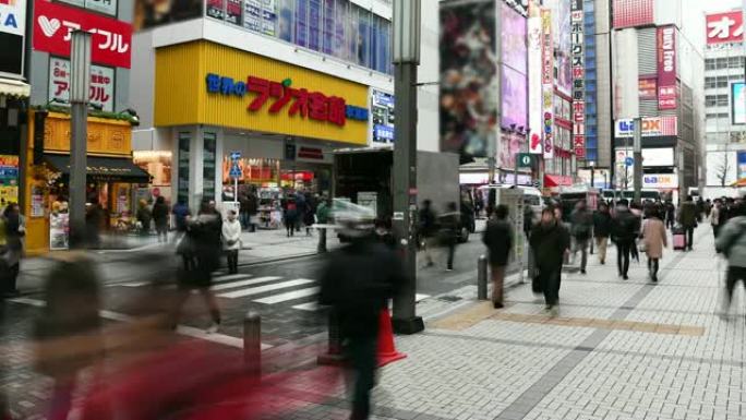 延时: 日本东京秋叶原区的行人步行和购物