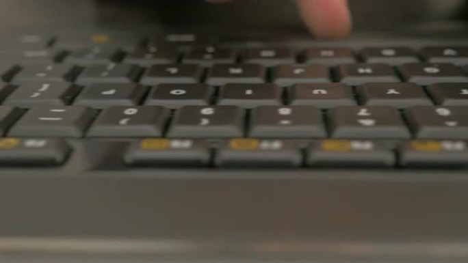 女性在键盘上打字多莉4K 2160p UHD镜头-女性使用无线键盘进行文本打字4K 3840X216