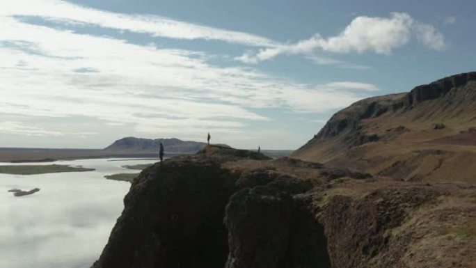 冰岛悬崖上的一群人的航拍