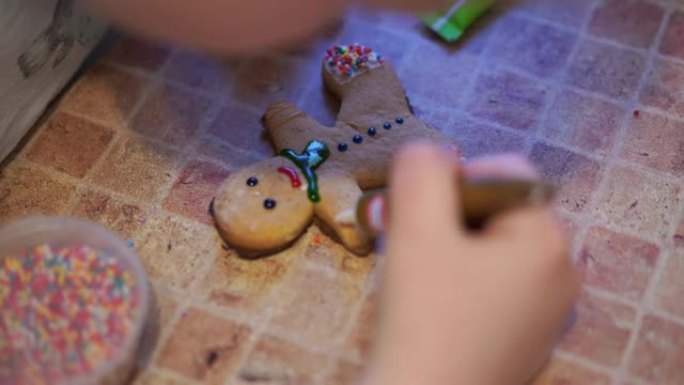 家庭视频-快乐的孩子在厨房里在家做饼干