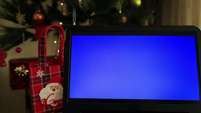 带圣诞装饰的笔记本电脑显示器