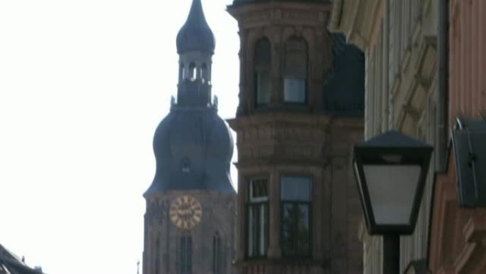 向下倾斜-海德堡步行街景教堂塔