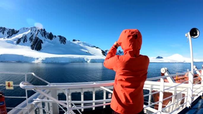 妇女在南极船上拍照