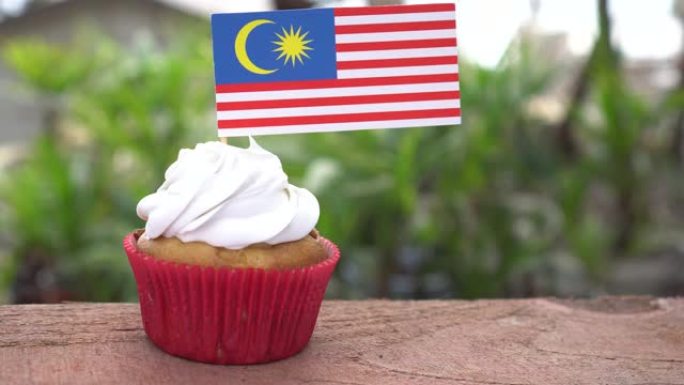 马来西亚的一天。哈里默迪卡。带马来西亚国旗的纸杯蛋糕。爱国的节日