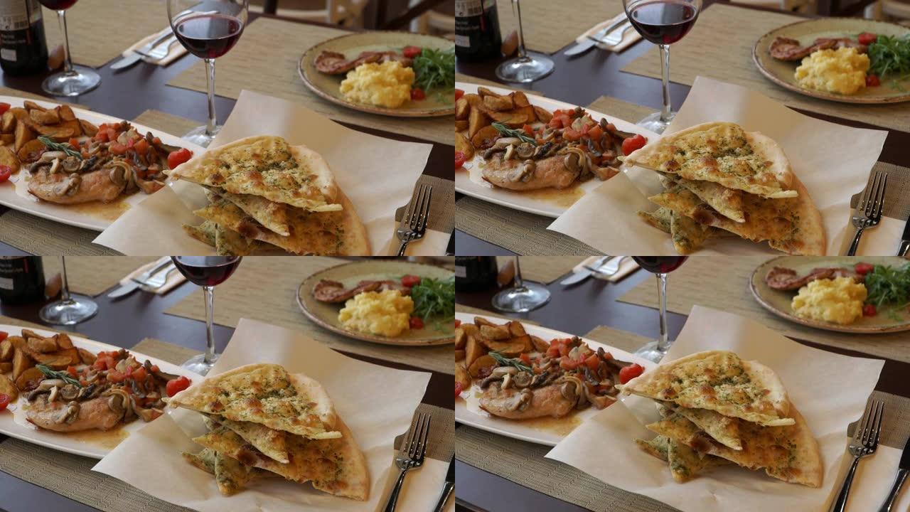 在一家餐厅的肉菜和一杯红酒的背景下，意大利意式薄饼的特写镜头