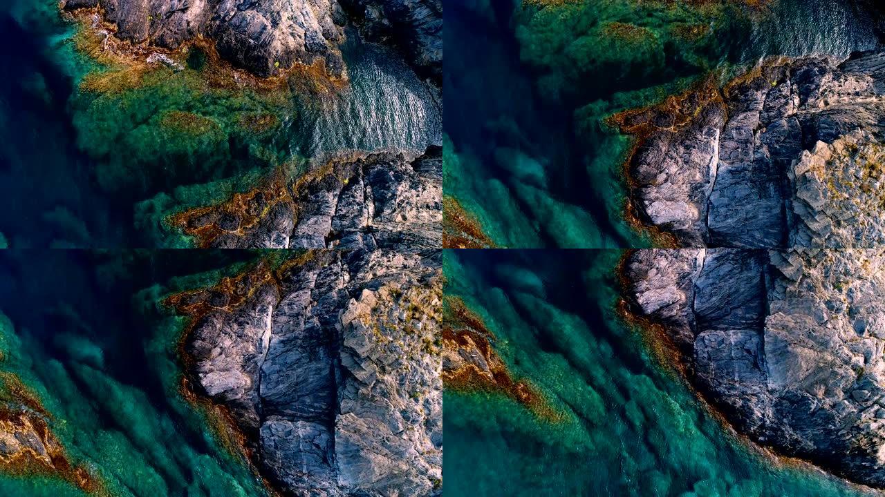 西班牙克雷乌斯湾海岸的美景。俯瞰有岩石的礁石，看起来像一个小岛。到处都是清澈碧绿的水。