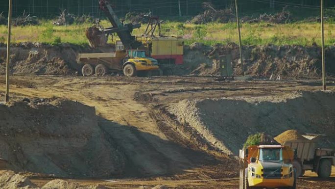 矿用自卸车在沙坑开发中的交通