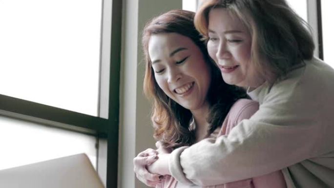 女儿和母亲在家的爱-股票视频