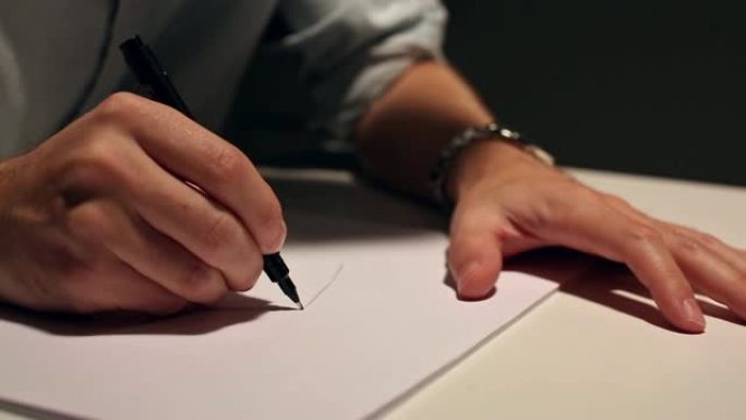 人在白纸上画画或写字。穿着衬衫在桌子后面的纸上写字的企业宏观镜头