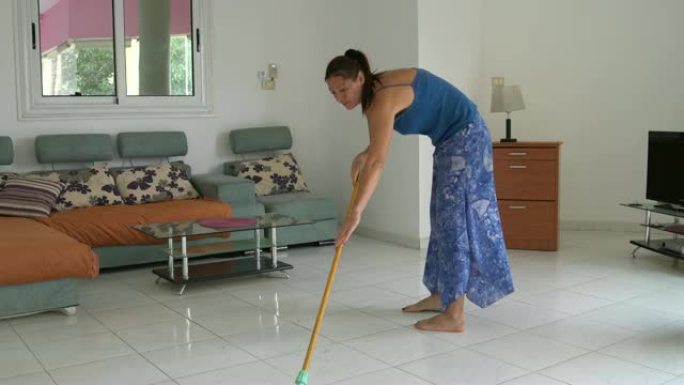 客厅里的女人用拖把洗地