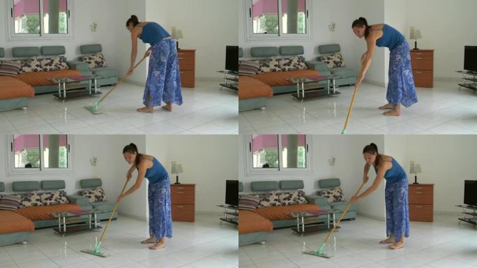 客厅里的女人用拖把洗地