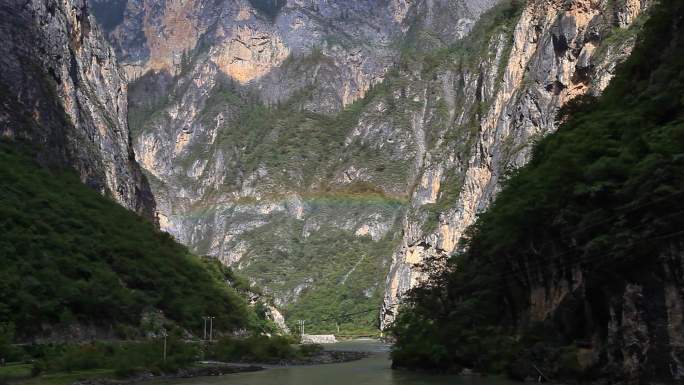 高山峡谷的彩虹