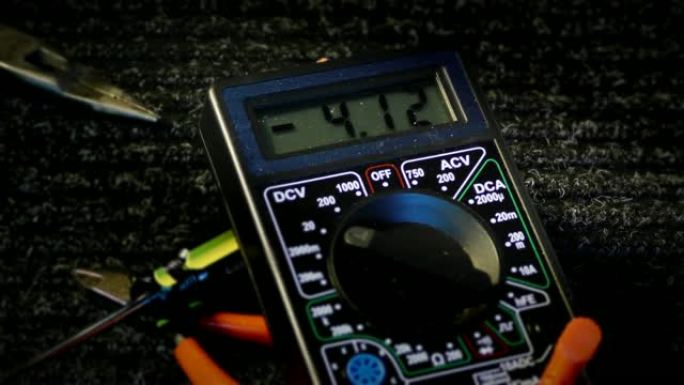 电子电压表测量4伏