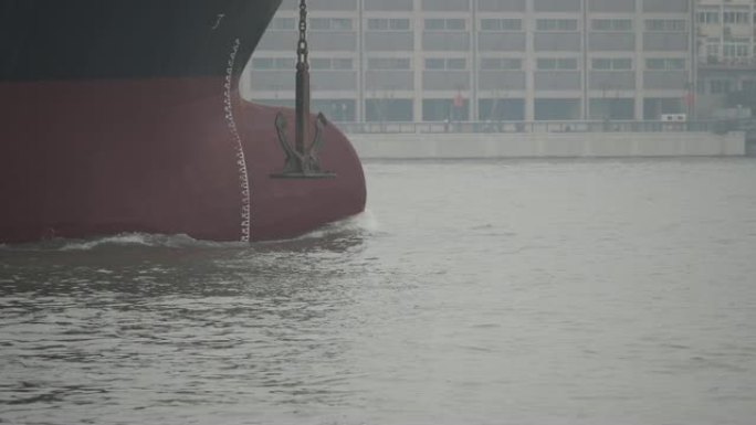 空货船在黄浦江航行，大船的船首靠近，180 FPS，慢动作。