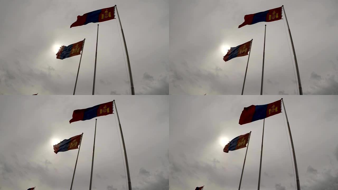 蒙古国旗在阴天的旗杆上迎风飘扬