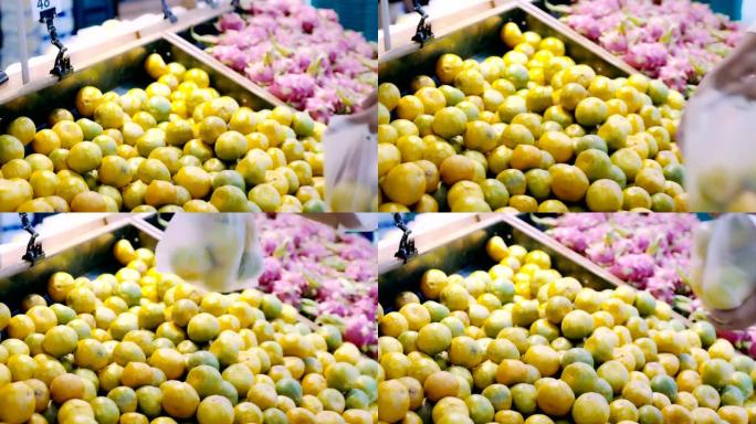 年轻的亚洲妇女在超市里买了许多水果和食物。