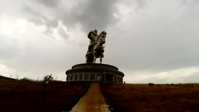 成吉思汗骑在马背上的巨大雕像，一个蒙古勇士的纪念碑