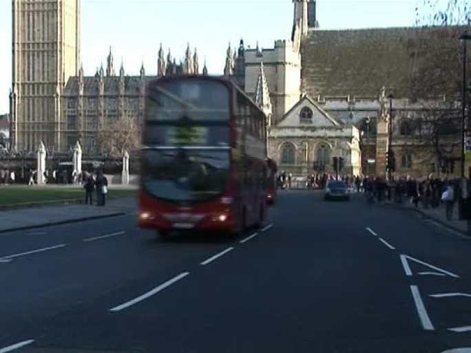 伦敦，威斯敏斯特交通，红色巴士驶过大本钟