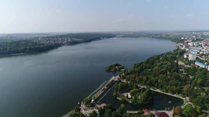 鸟瞰大教堂，湖，特尔诺波尔码头，乌克兰