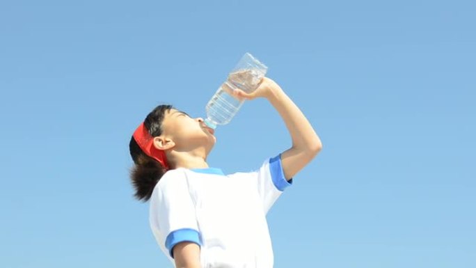 女孩在蓝天中喝水