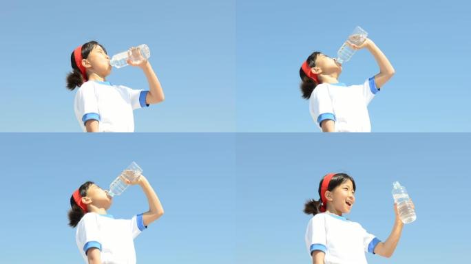 女孩在蓝天中喝水