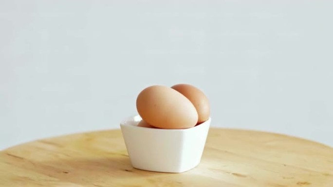 白碗中的三个鸡蛋