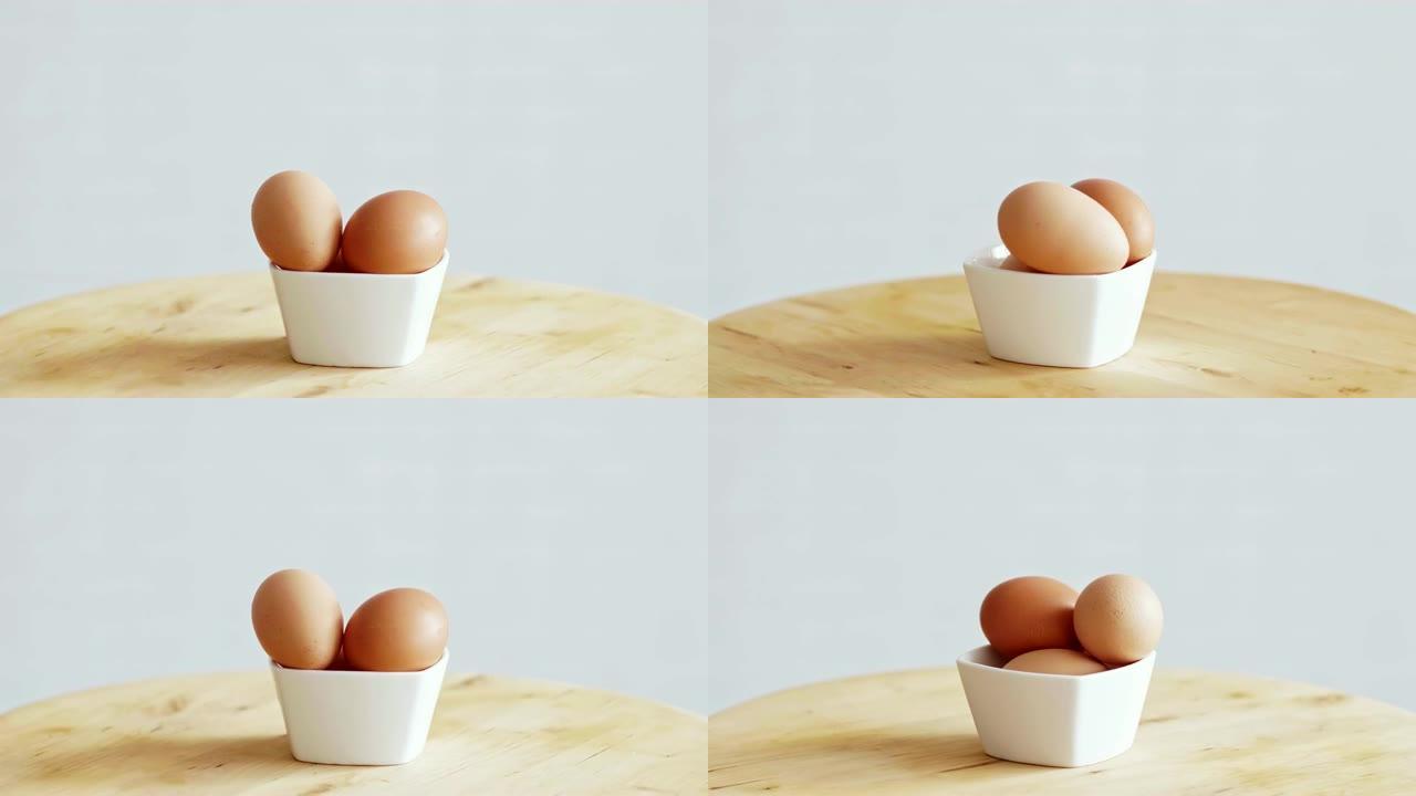 白碗中的三个鸡蛋