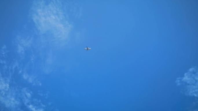 飞机飞过蓝天C