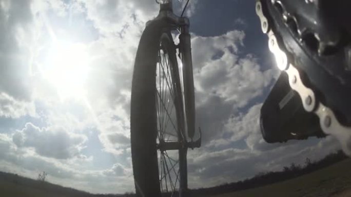 自行车骑行摄像头底部。视点动作摄像头。