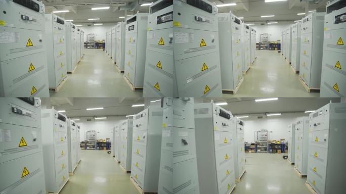 许多组装好的电气柜排成一排