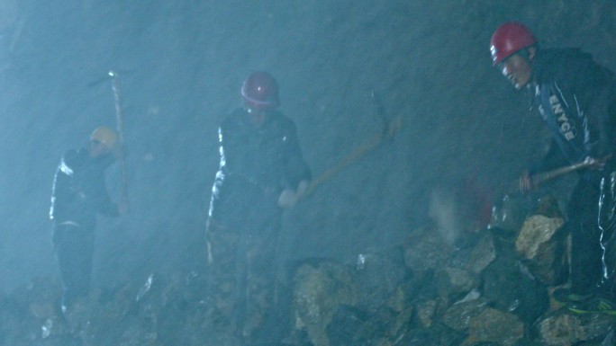 夜晚雨中建筑工人施工修路凿石
