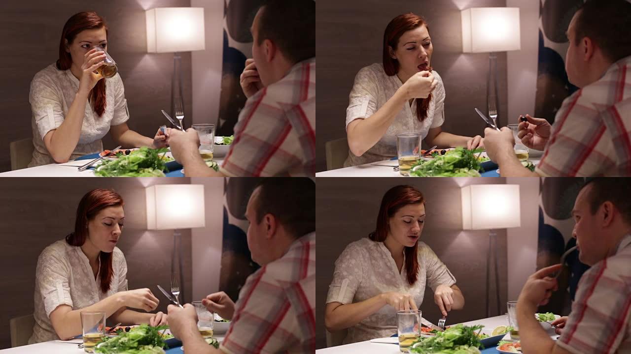 一对夫妇在餐桌上吃饭聊天