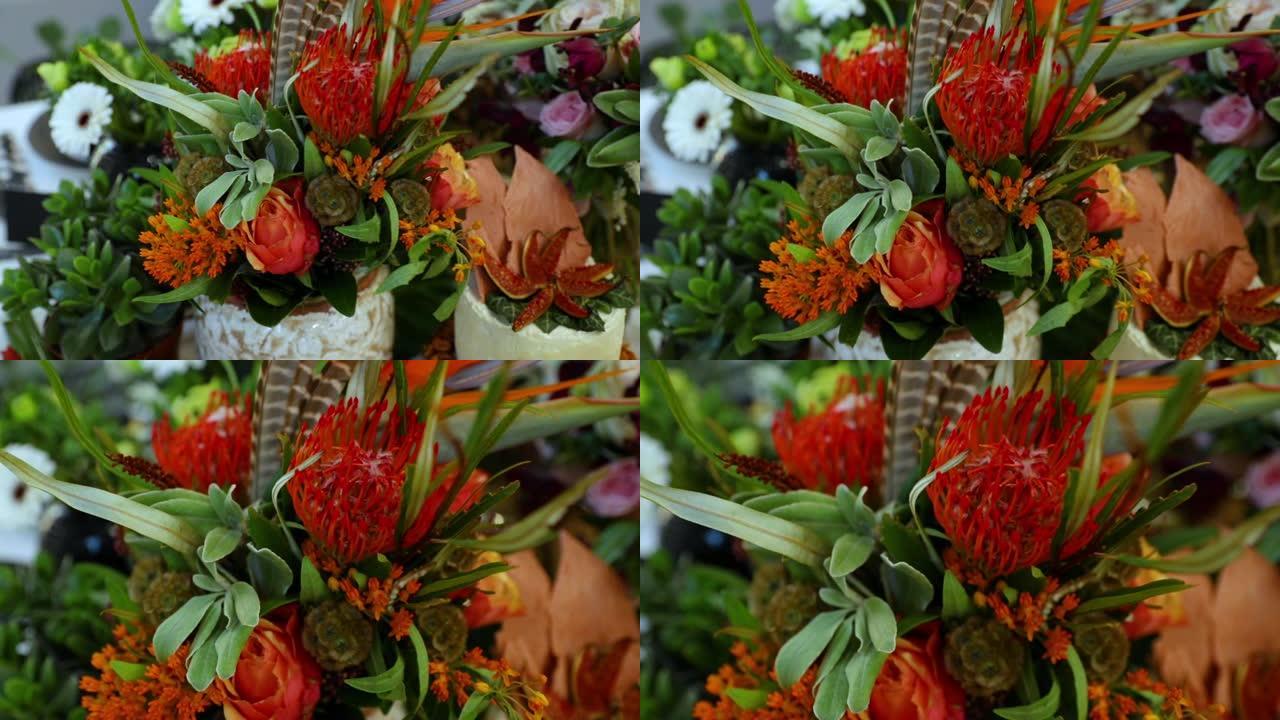 婚礼当天摆满不同颜色鲜花的婚礼装饰放在桌子上