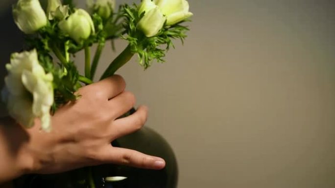 在花瓶中布置海葵花