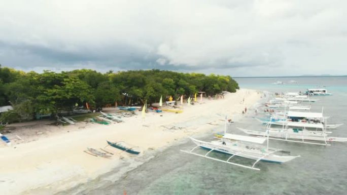 菲律宾保和邦劳巴利卡萨格岛的航拍画面。海滩上的游客，珊瑚礁的壮丽景色，白色海滩，棕榈树，船只/4k无
