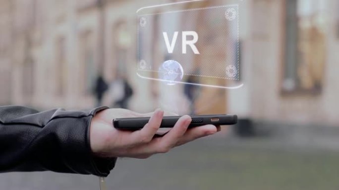 男性手在智能手机上展示概念HUD全息图VR