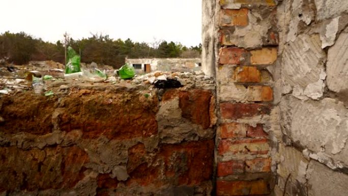 被毁的工业建筑的墙壁被毁