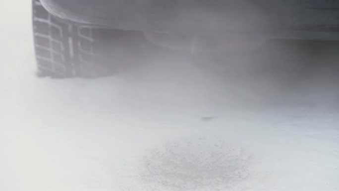 柴油动力汽车有毒废气从白雪上的排气管排放。