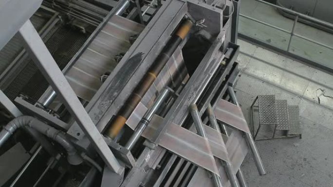 在印刷厂折叠传单