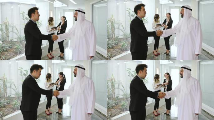 执行商人与阿拉伯商人握手
